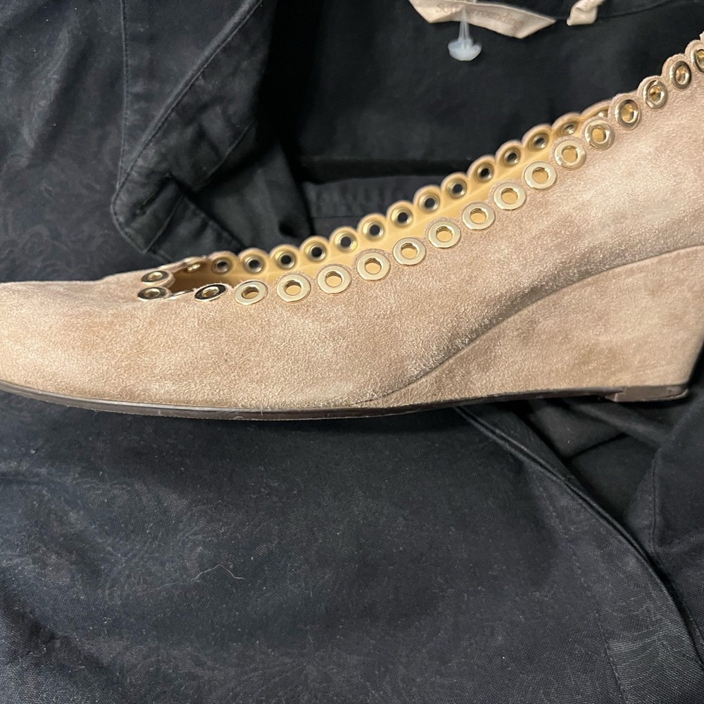 Elegant Tan Wedge Shoes with Gold Accents